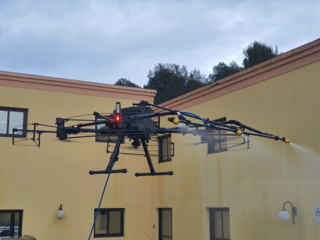 Démoussage de toiture, nettoyage de bâtiment : Drone