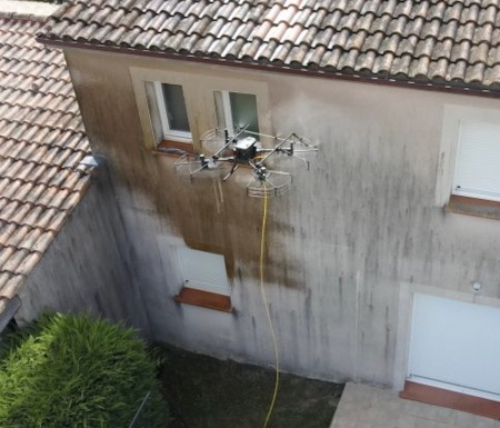 Démoussage de toiture, nettoyage de bâtiment : Drone